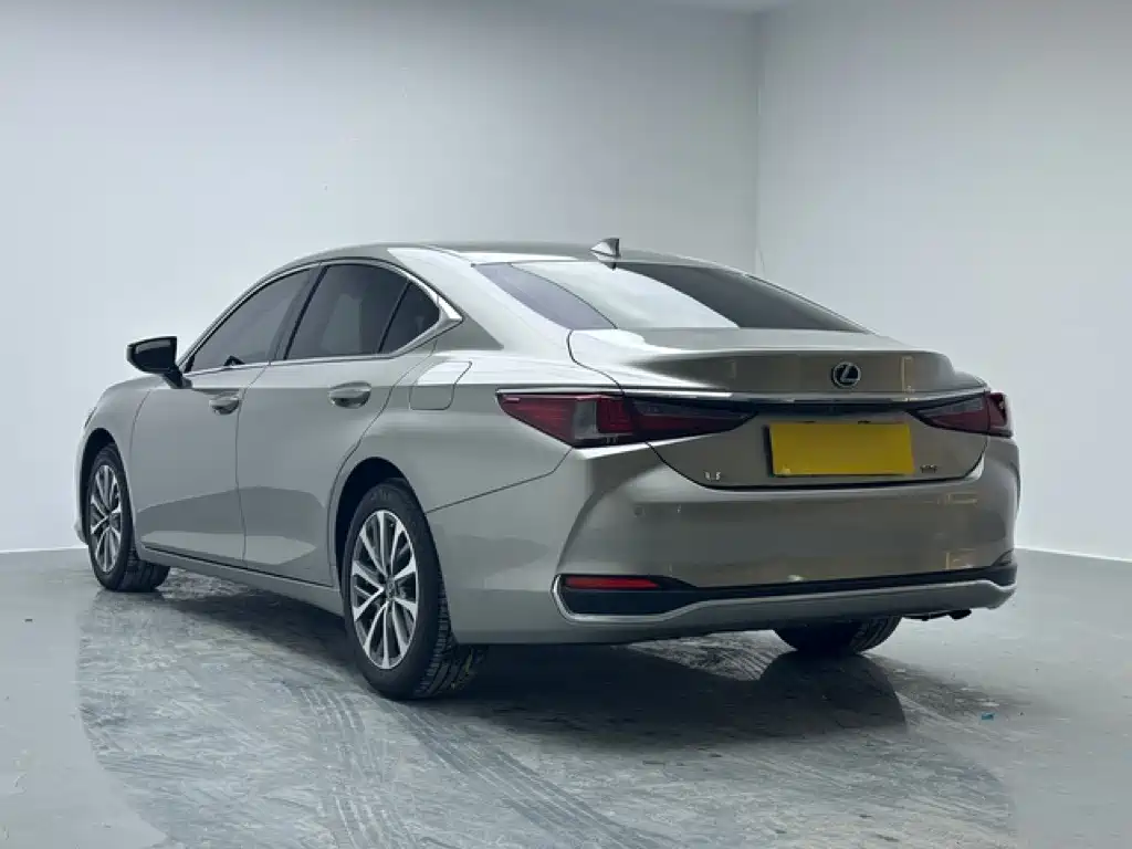 Фото 3 - Lexus ES