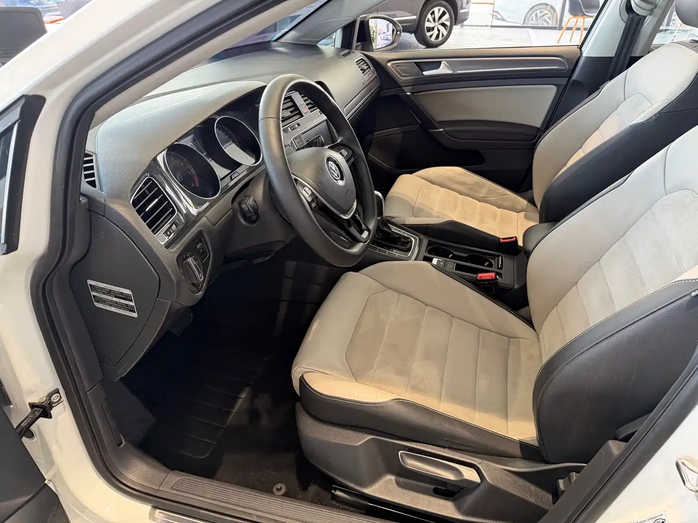 Volkswagen Golf 2017 230TSI Auto Luxury Millionth Anniversary Edition фото 7