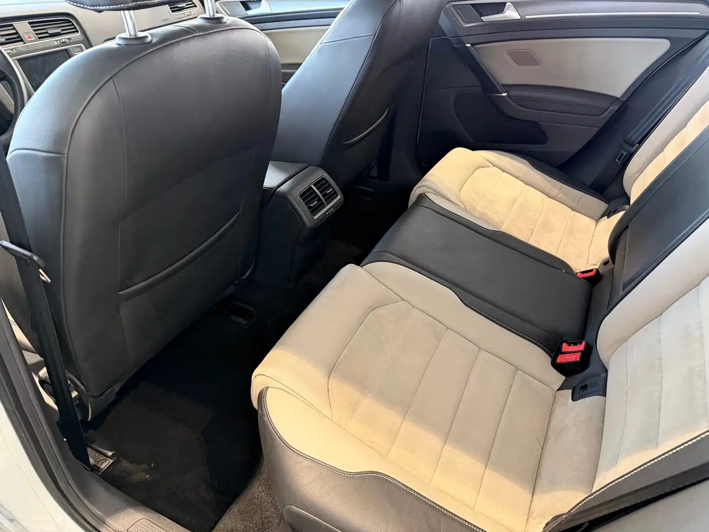 Volkswagen Golf 2017 230TSI Auto Luxury Millionth Anniversary Edition фото 9