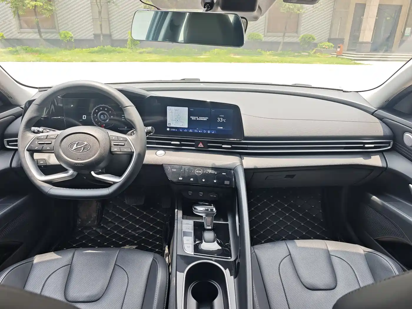 Hyundai Elantra 2022 1.5L CVT LUX Premium Edition фото 15