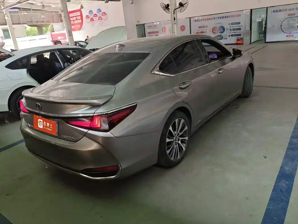 Lexus ES 2020 300h Ultimate Edition фото 4