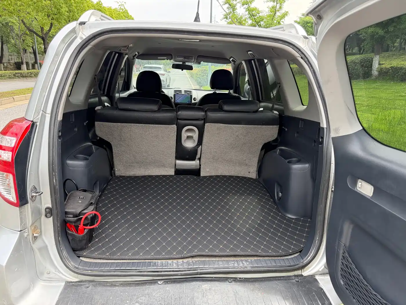 Toyota RAV4 Rongfang 2010 2.0L Automatic Luxury Upgrade Edition фото 7