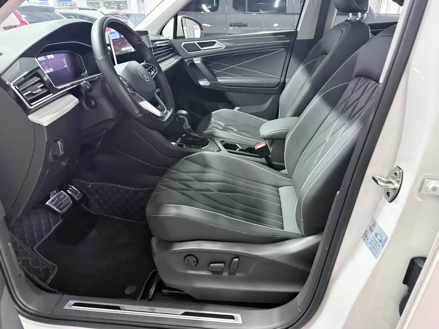 Volkswagen Tiguan L 2022 330TSI Auto 2WD R-Line Premium Edition фото 8