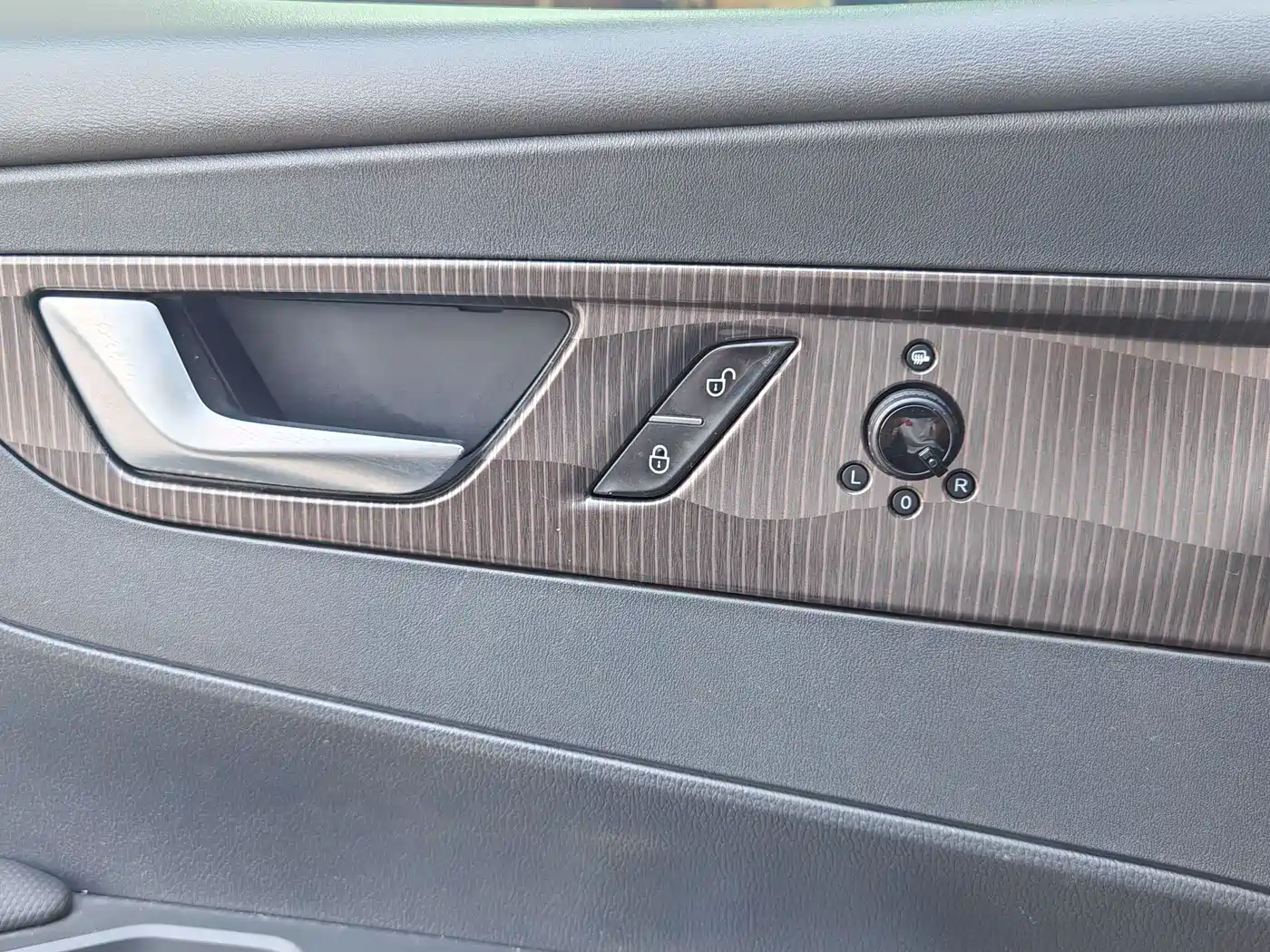 Hongqi E-QM5 2022 431km Charging Enjoyment Edition фото 10