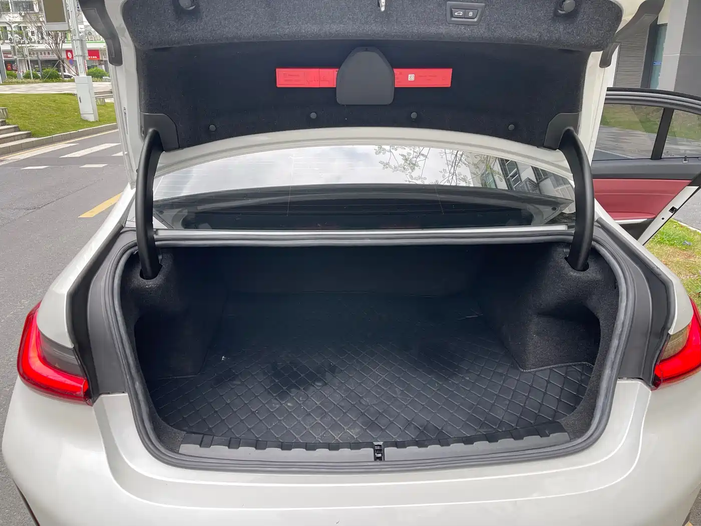 BMW 3 Series 2024 325Li M Sport Shadowline Package фото 16