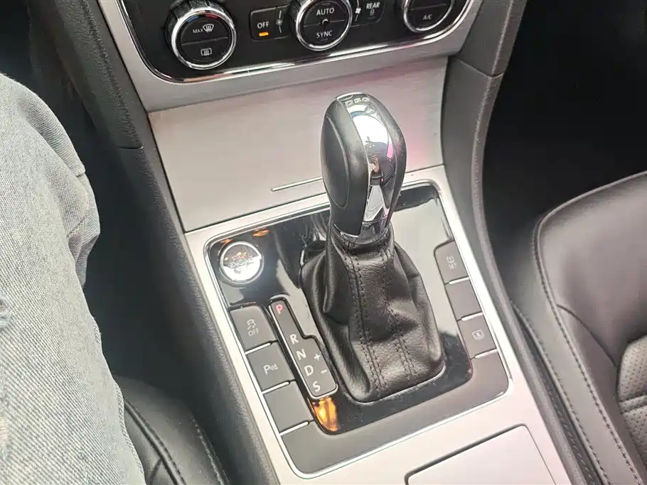 Volkswagen Passat 2014 1.8TSI DSG Executive Navigation Edition фото 15