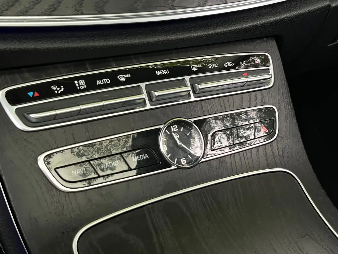 Mercedes-Benz E-Class 2016 E 200 L Sport Type фото 14