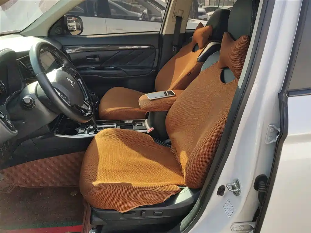 MITSUBISHI OUTLANDER