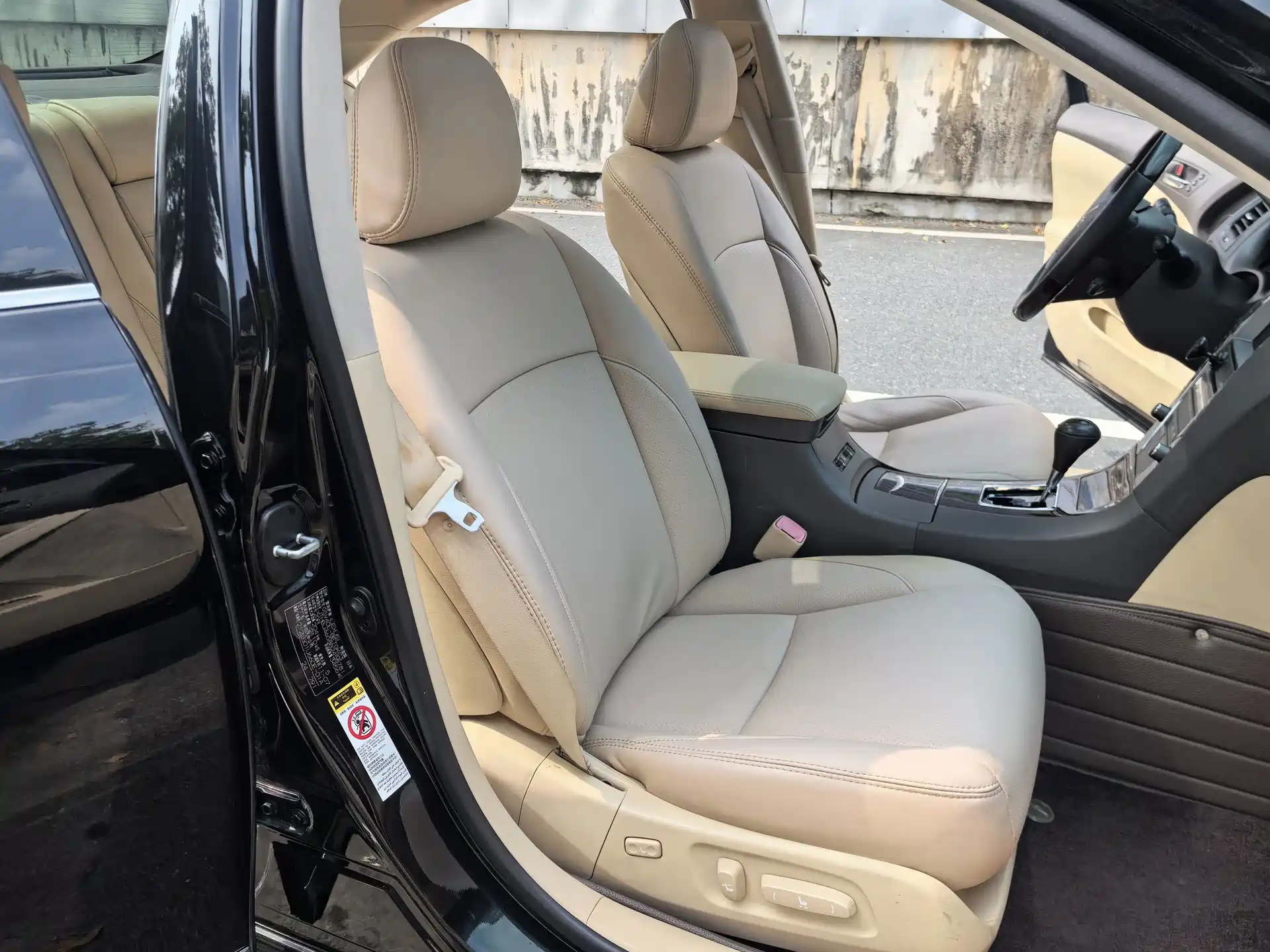 Photo 8 - Lexus ES