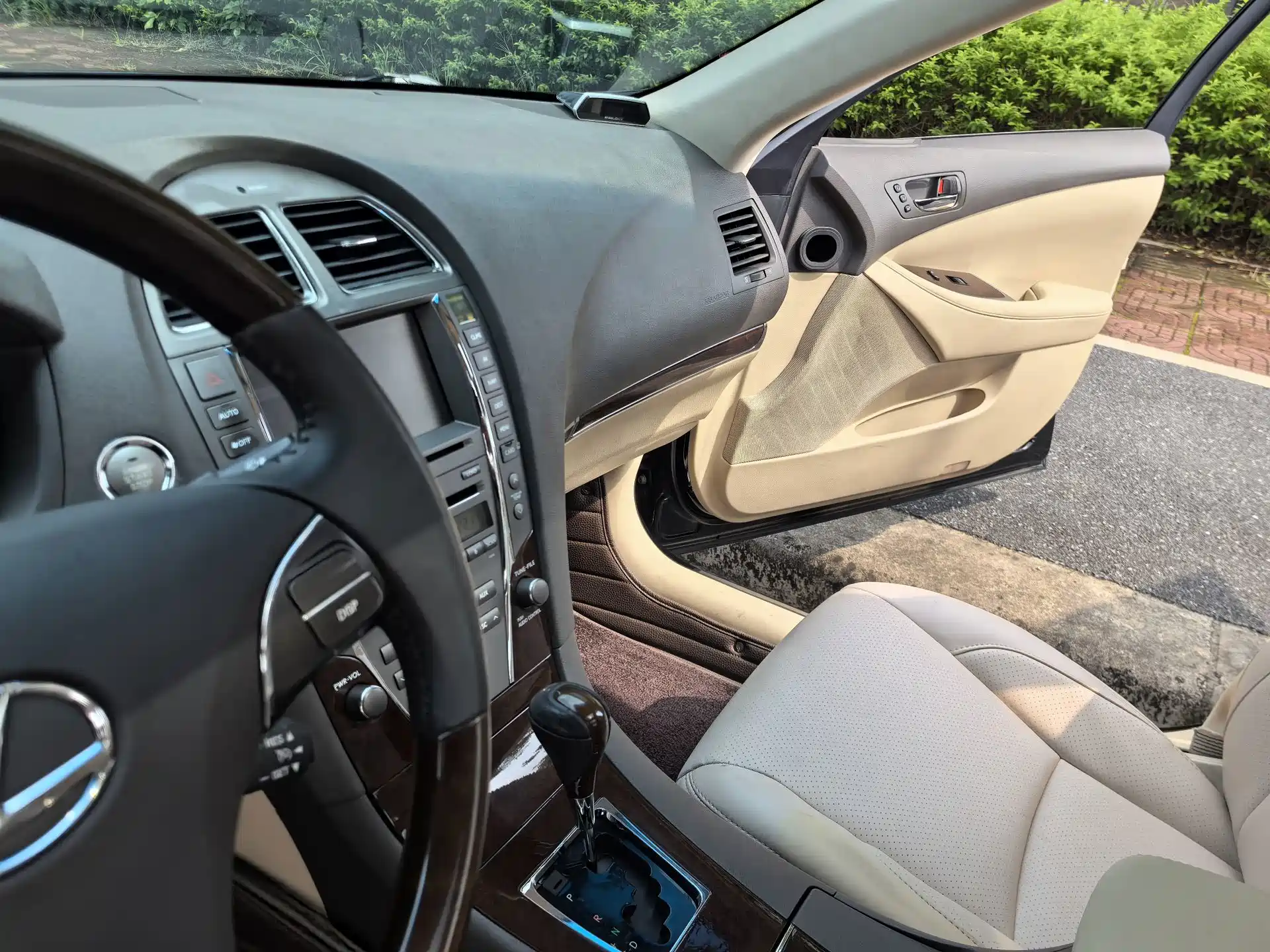 Photo 28 - Lexus ES