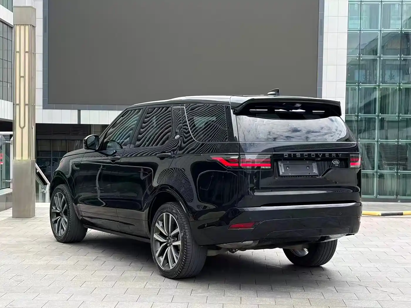 Land Rover Discovery 2021 360PS R-Dynamic SE фото 9