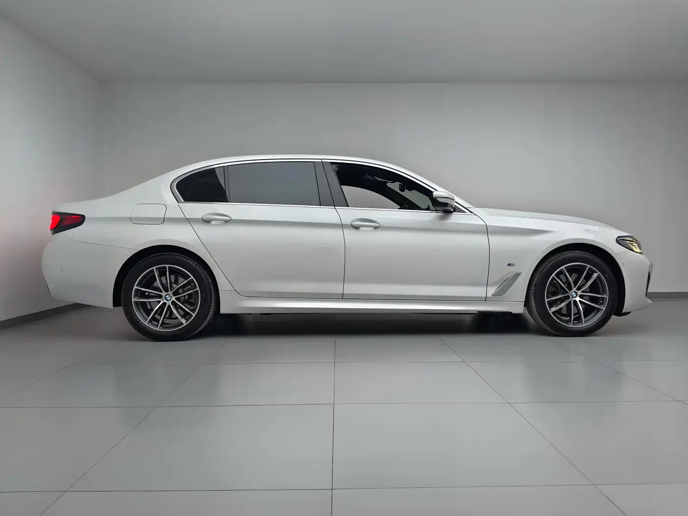 BMW 5 Series 2022 Model Second Facelift 525Li M Sport Package фото 3
