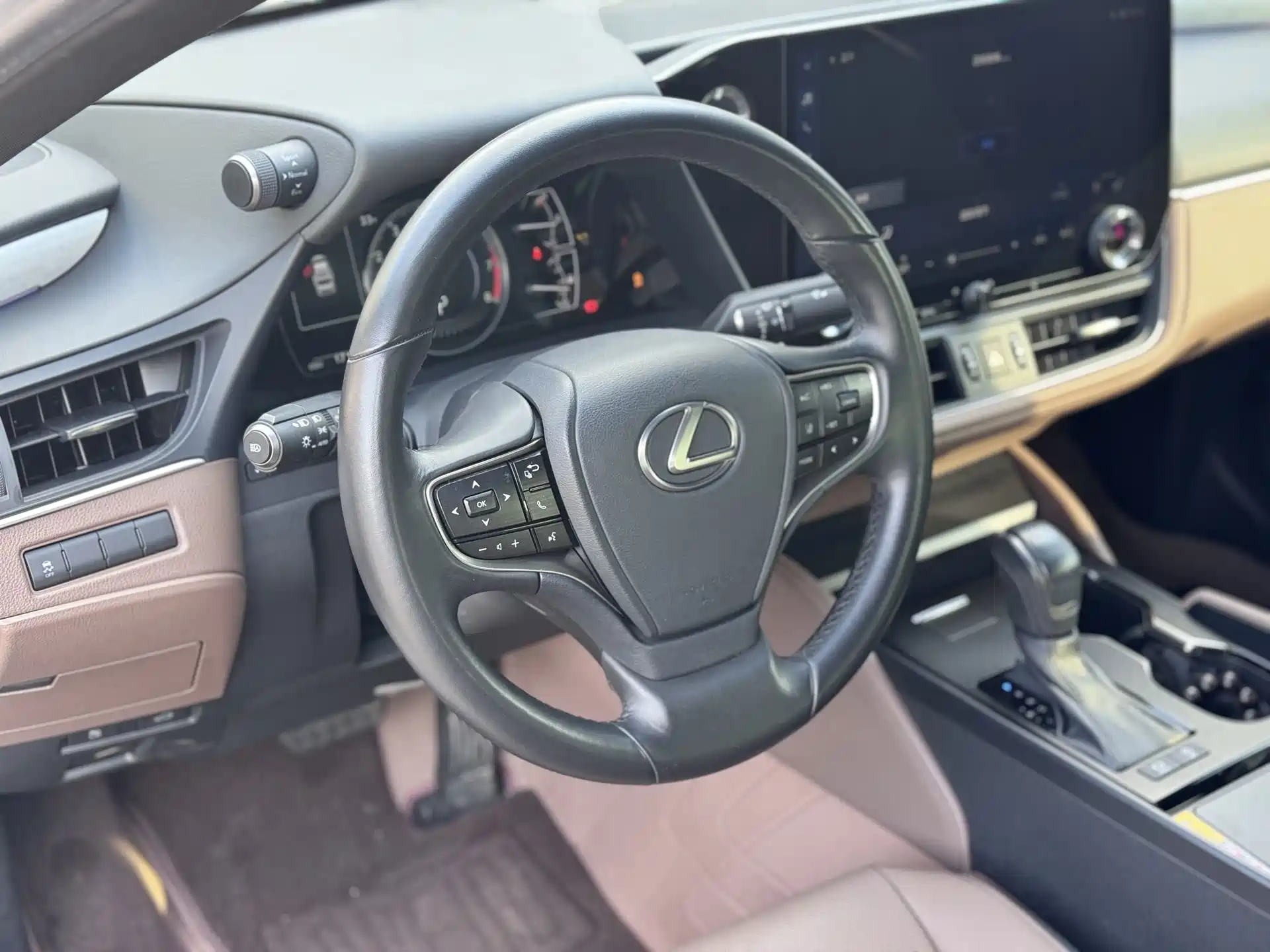 Photo 6 - Lexus ES