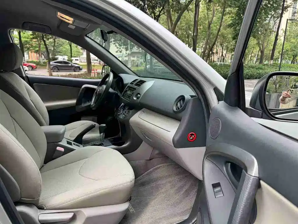Toyota RAV4 Rongfang 2009 2.0L Automatic Classic Edition фото 8