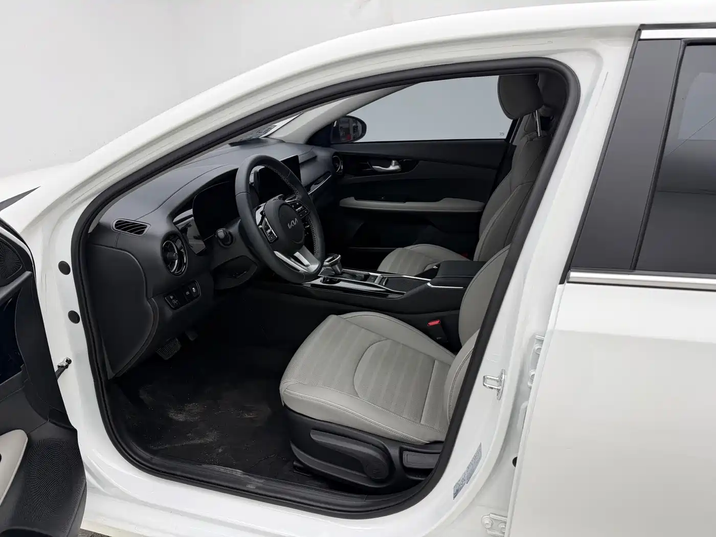 Kia K3 2023 Model 1.5L CVT Luxury Edition фото 7