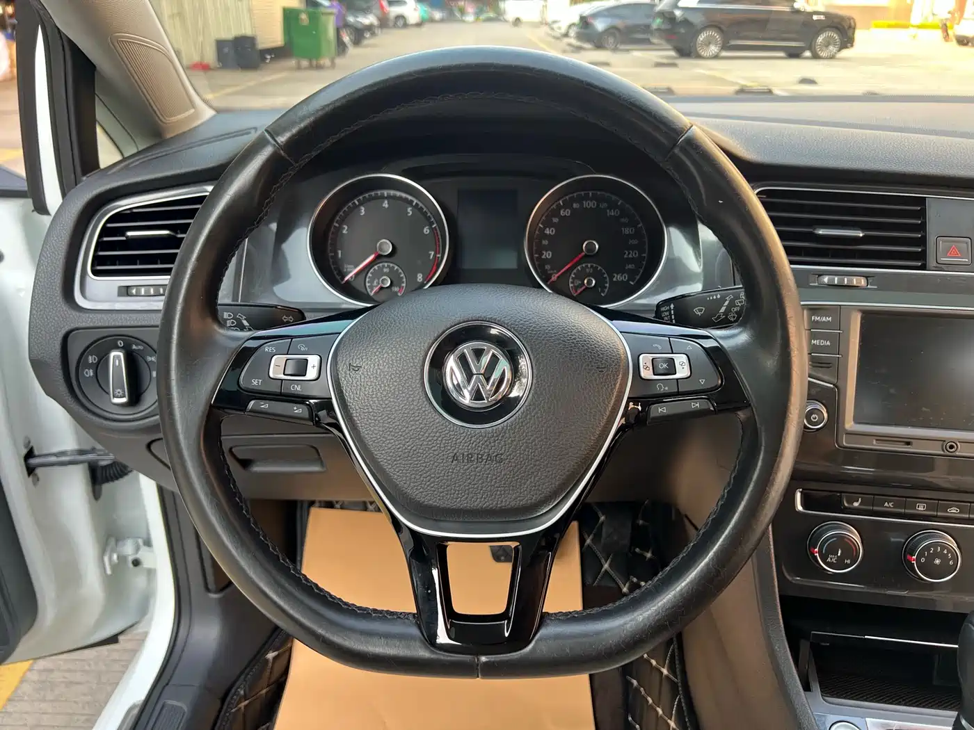 Volkswagen Golf 2017 230TSI Auto Luxury Millionth Anniversary Edition фото 10
