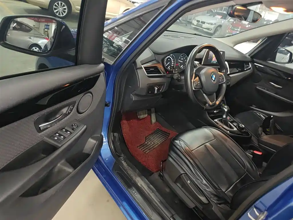 BMW 2 Series Touring 2018 218i Sport Line фото 16