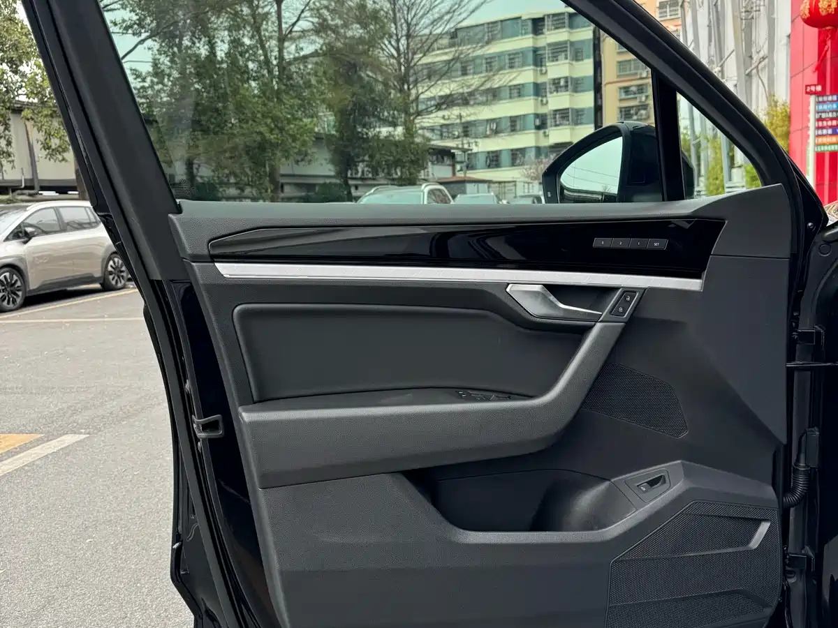 Volkswagen Touareg 2022 3.0TSI Rui Xiang Edition Gloss Black Sport Package фото 14