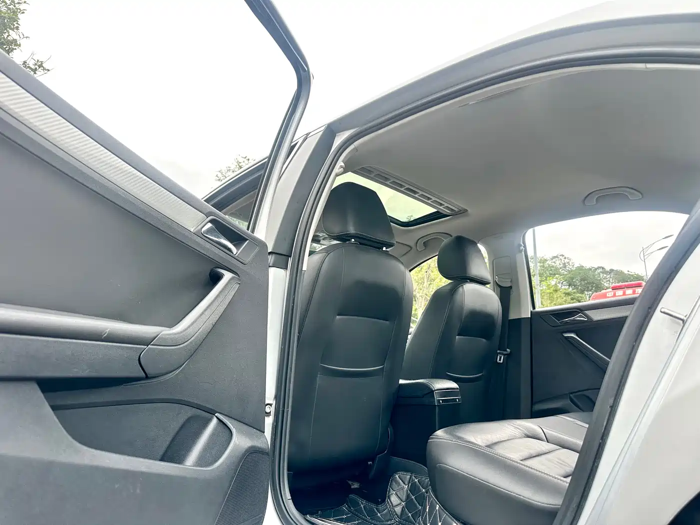 Volkswagen Jetta 2015 1.6L Automatic Luxury фото 30