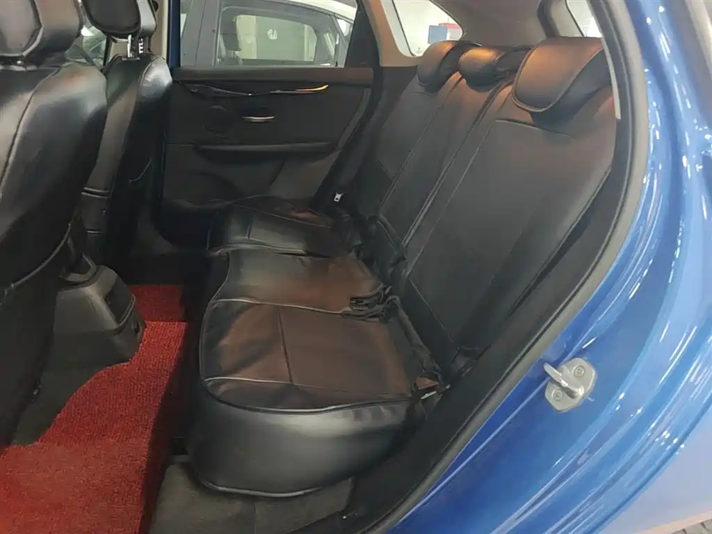 BMW 2 Series Touring 2018 218i Sport Line фото 17