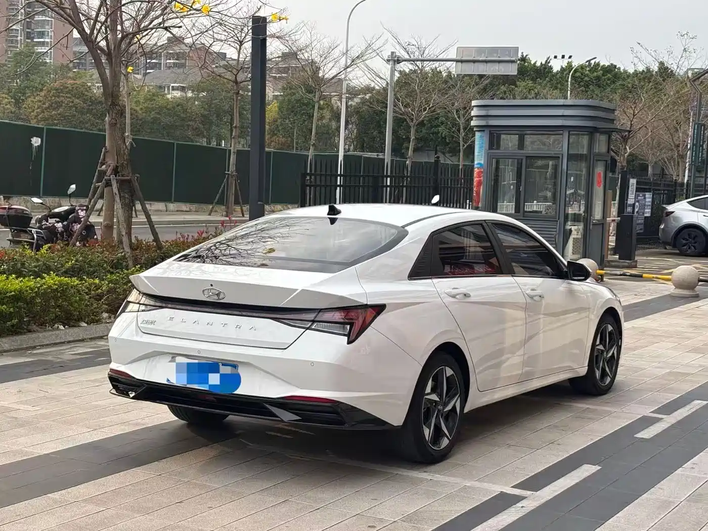 Hyundai Elantra 2022 1.5L CVT LUX Premium Edition фото 7