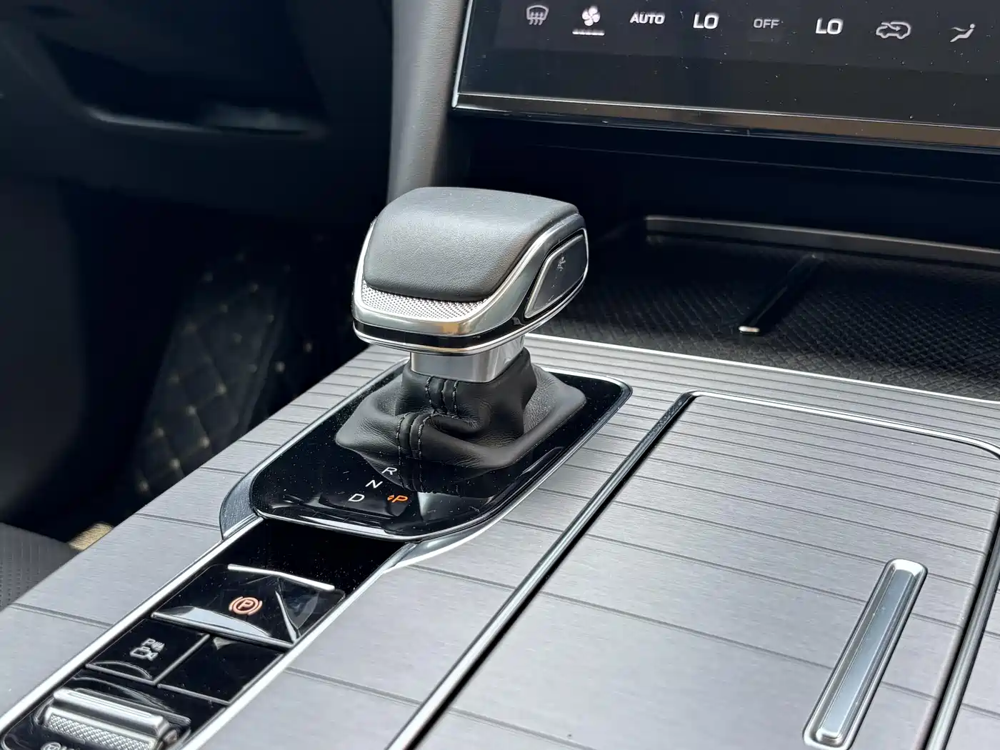 Hongqi HS7 PHEV 2024 2.0T PHEV 4WD Flagship Edition 6-seater фото 6