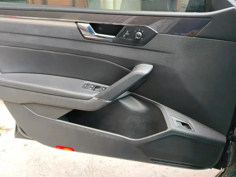 Volkswagen Passat 2016 330TSI DSG Executive Edition фото 7