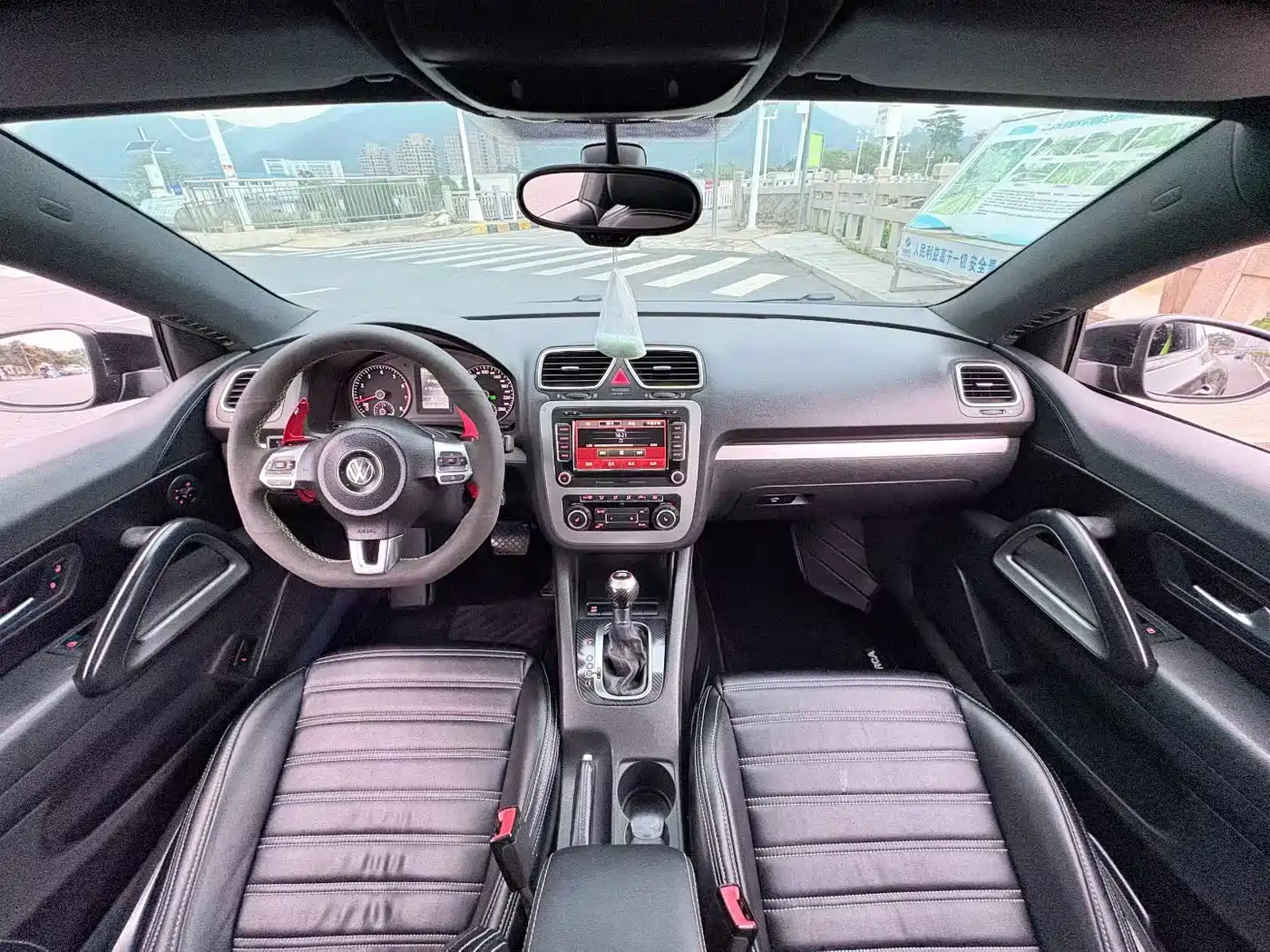 Volkswagen Scirocco 2010 2.0TSI Luxury Edition фото 9