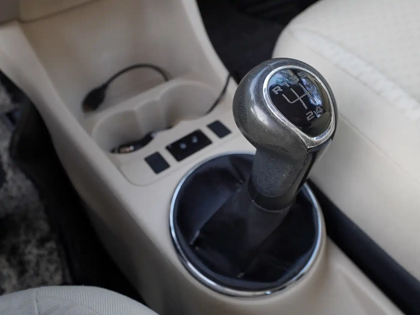 Škoda Fabia 2012 1.4L Manual Crystal Edition фото 5