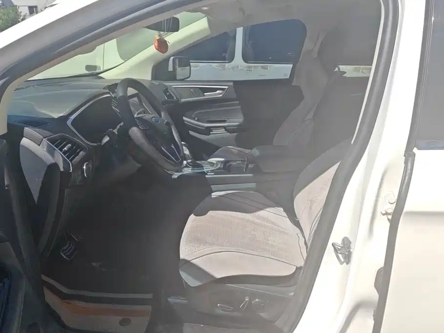 Photo 9 - Ford Edge