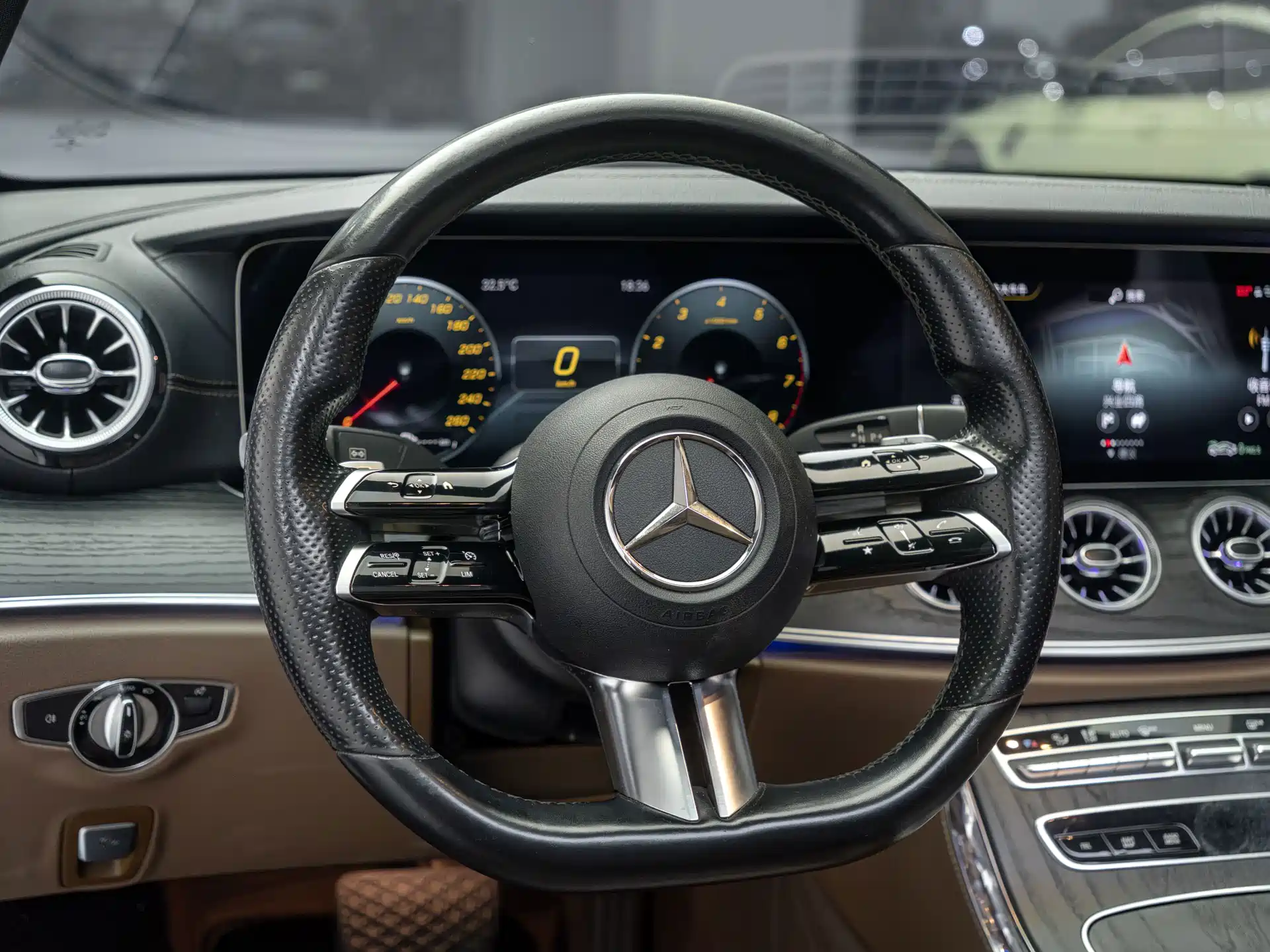 Фото 17 - Mercedes-Benz E-Class