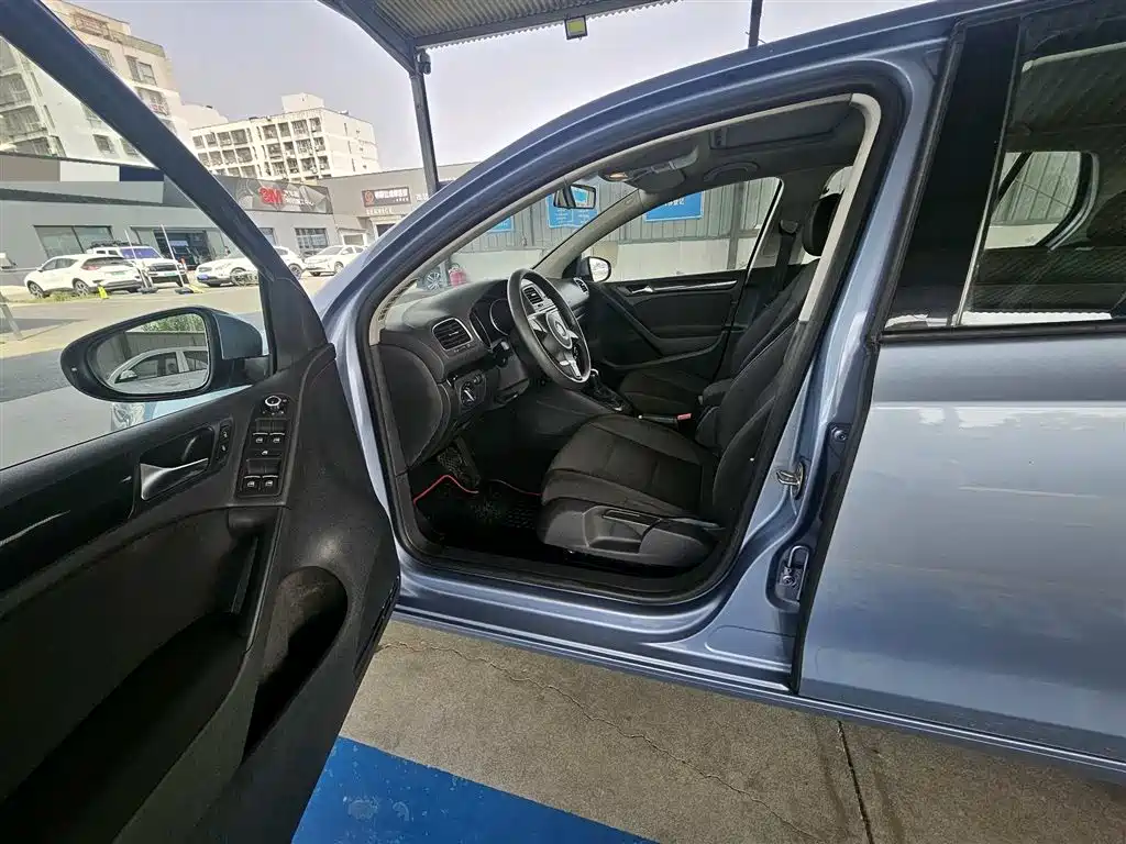 Volkswagen Golf 2011 Model 1.6 Automatic Fashion фото 6