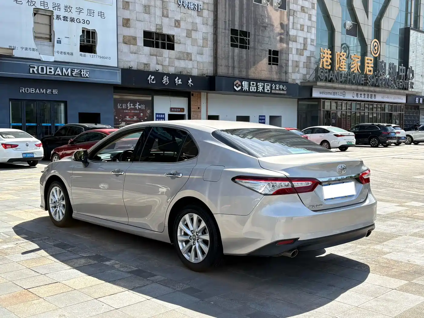 Фото 14 - Toyota Camry