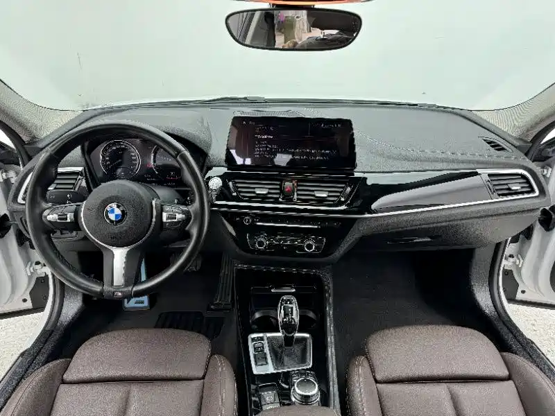 BMW 1 Series 2023 120i M Sport Shadow Edition фото 10