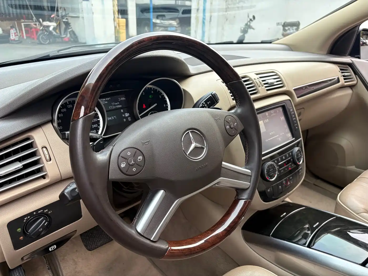Mercedes-Benz R-Class 2017 R 320 4MATIC Business Collector's Edition фото 14