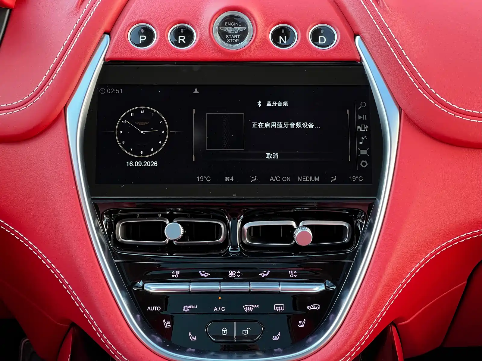 Фото 20 - Aston Martin DBX