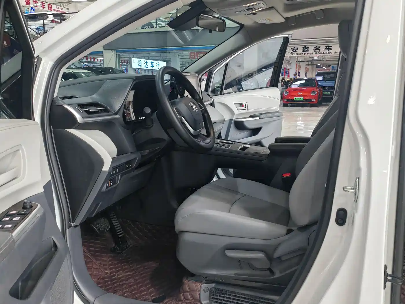 Toyota Granvia 2023 2.5L Hybrid Comfort Edition фото 4