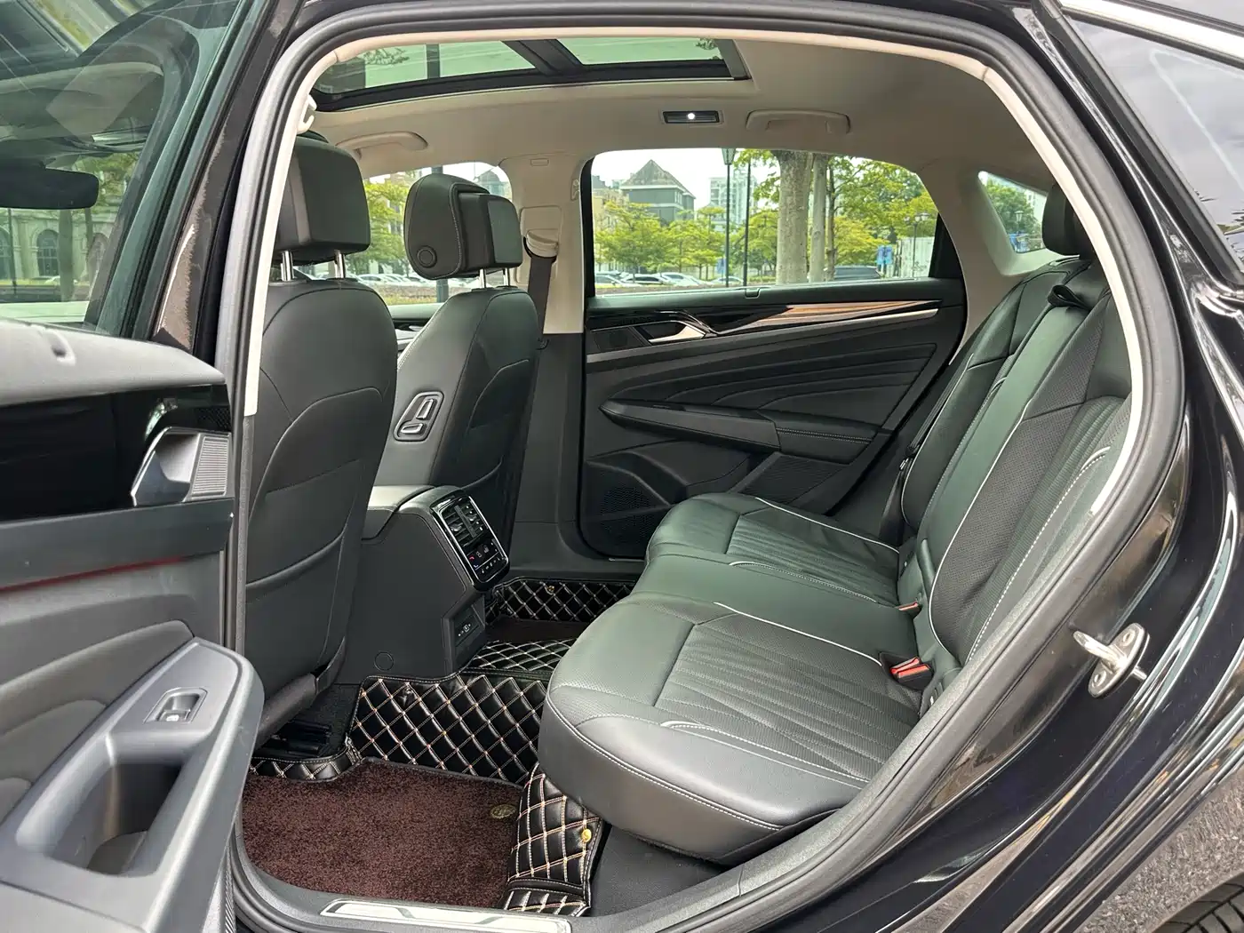Volkswagen Passat 2023 330TSI Premium Edition фото 13