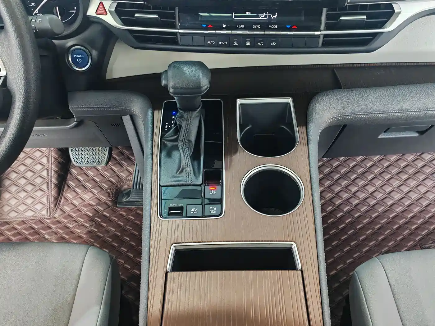 Toyota Granvia 2023 2.5L Hybrid Comfort Edition фото 12