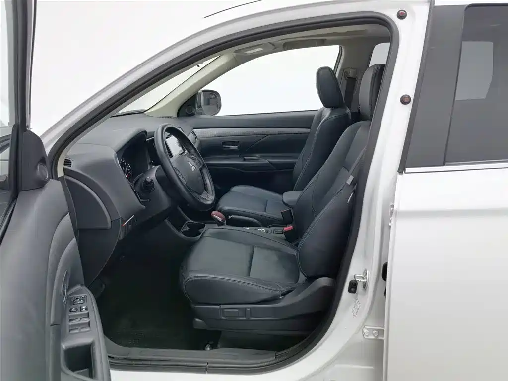 Mitsubishi Outlander (Import) 2014 2.4L 4WD Luxury Value Edition 5-seater фото 10
