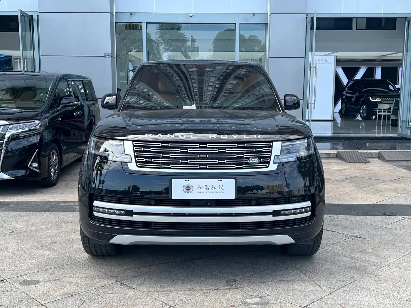 Land Rover Range Rover 2025 3.0 L6 400PS Genesis Extended Wheelbase фото 2