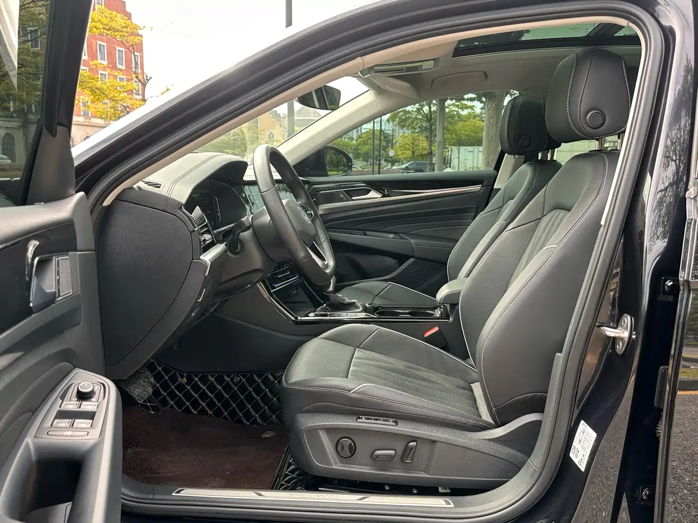 Volkswagen Passat 2023 330TSI Premium Edition фото 12