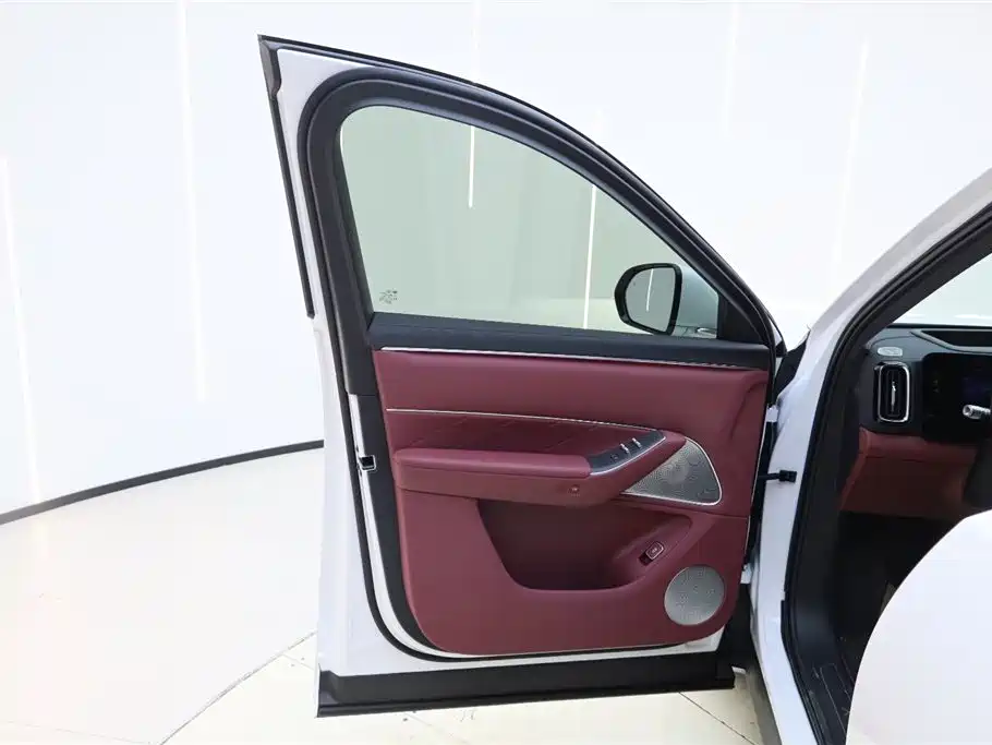 AITO Wenjie AITO M8 2025 Extended Range Ultra 53.4kWh 6-Seater фото 16