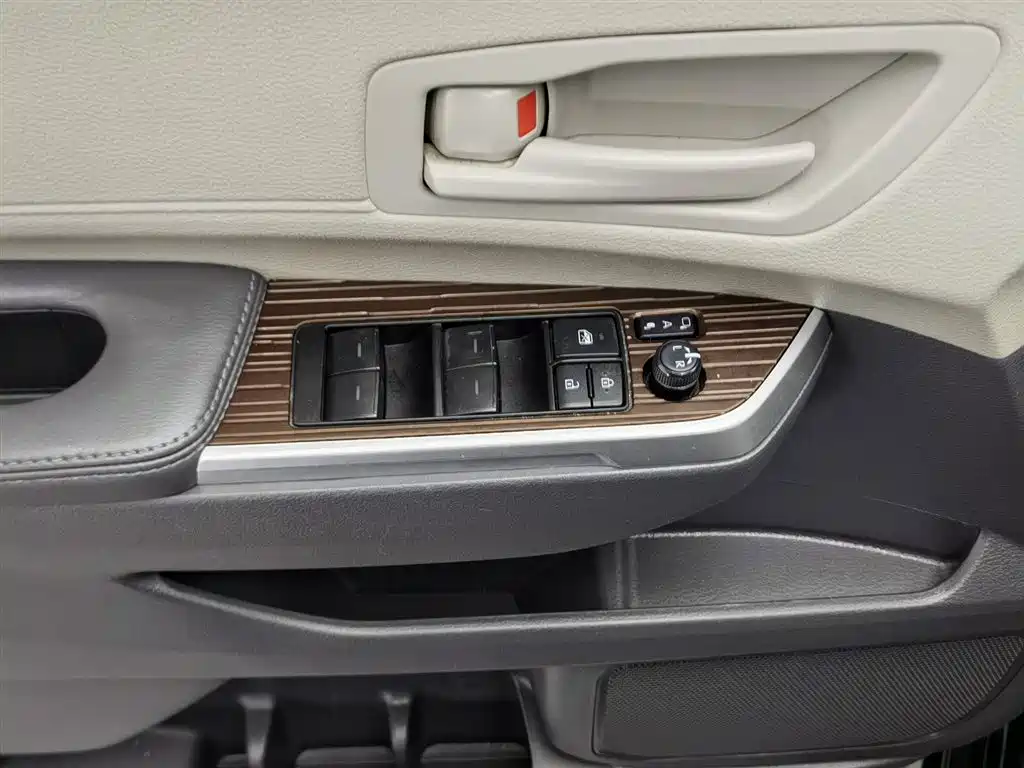 Toyota Sienna 2023 2.5L Hybrid Comfort Edition фото 9
