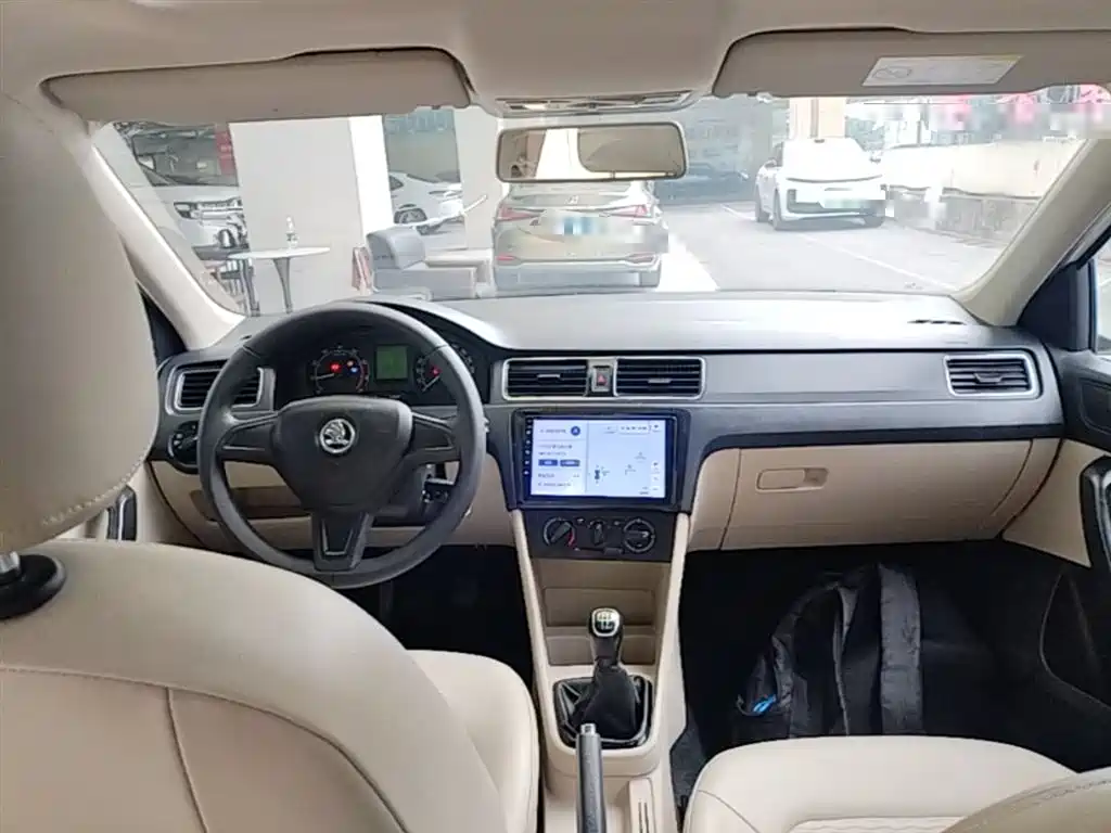 Škoda Rapid 2015 1.6L Manual Smart Selection фото 10
