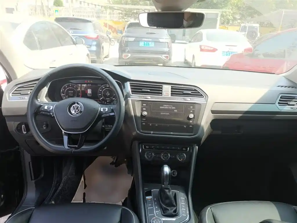VOLKSWAGEN TIGUAN