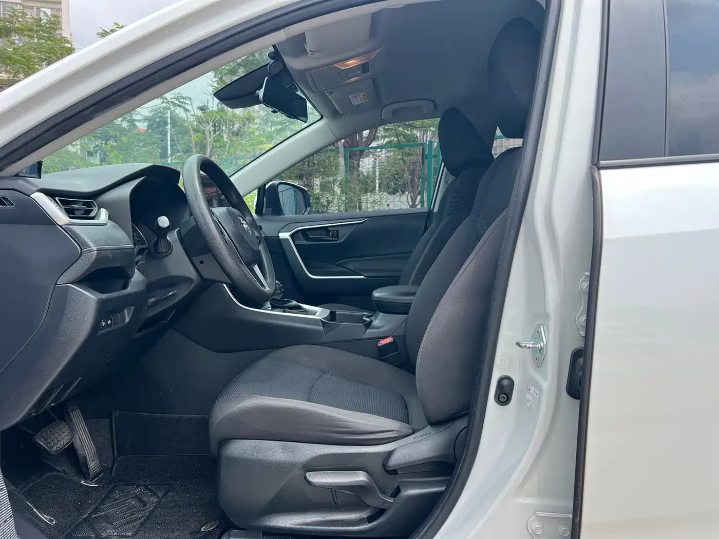 Toyota RAV4 Rongfang 2022 2.0L CVT 2WD Urban Edition фото 4