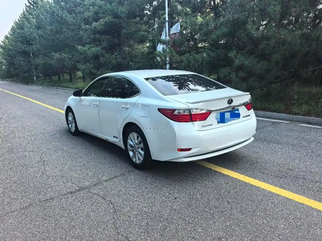 Photo 7 - Lexus ES