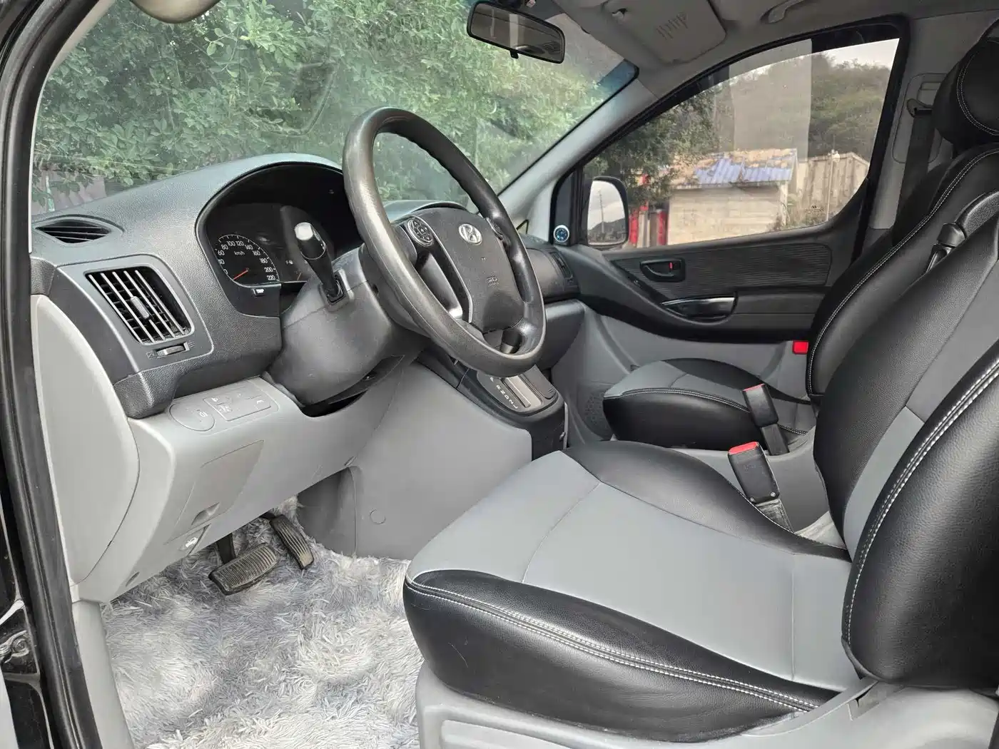 Hyundai H-1 Grand Starex 2013 2011 2.4L Luxury Edition