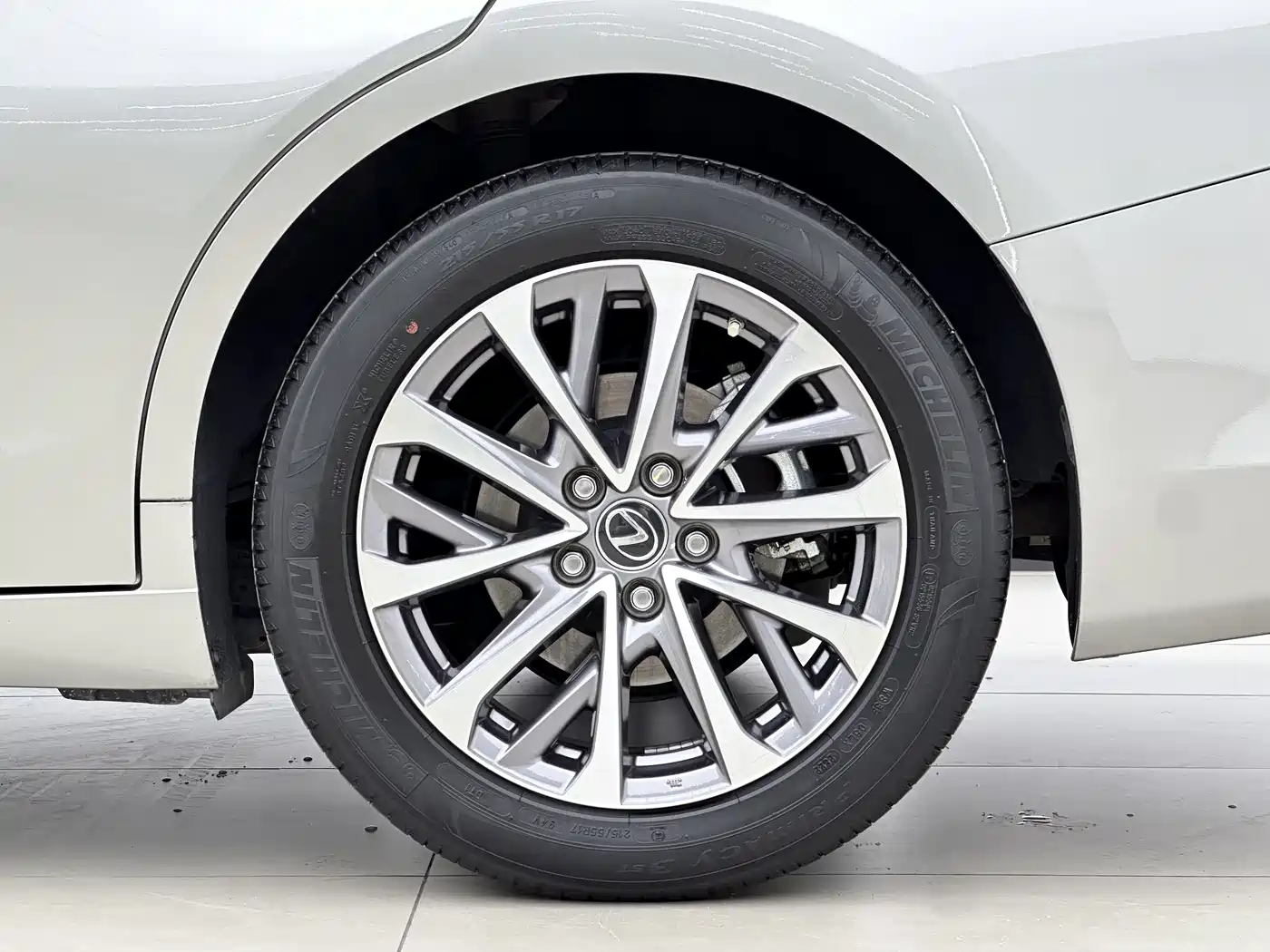 Lexus ES 2022 300h Excellence Edition фото 16